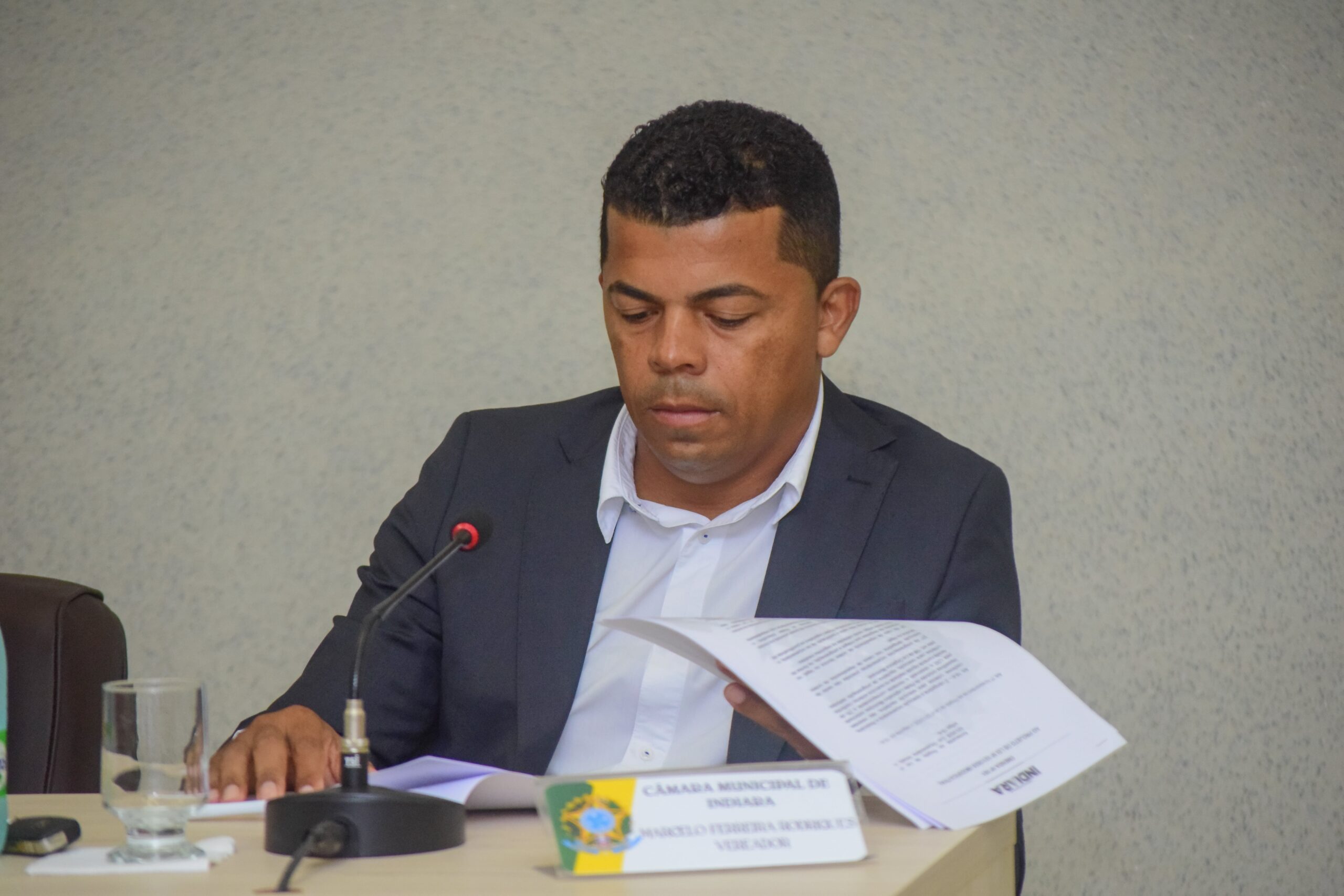 Vereador Marcelo Ferreira Solicita Reparo na Iluminação da Quadra do Centro de Convivência