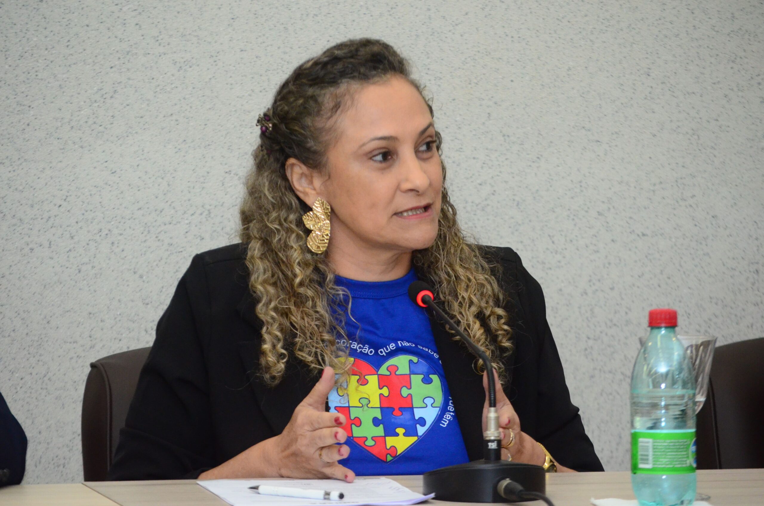VEREADORA LUCIANA COBRA MAPEAMENTO PARA GARANTIR 70% DE PROFESSORES EFETIVOS NA REDE MUNICIPAL